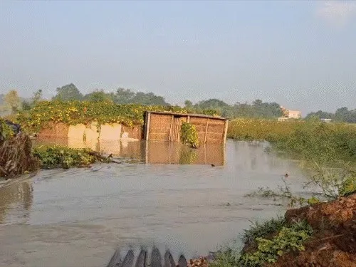 CM के सामने 'विधायक चोर है' के नारे:बेतिया में बाढ़ का जायजा लेने पहुंचे सम्राट; लोग बोले- मंत्री ने काम किया होता तो आपको आना नहीं पड़ता