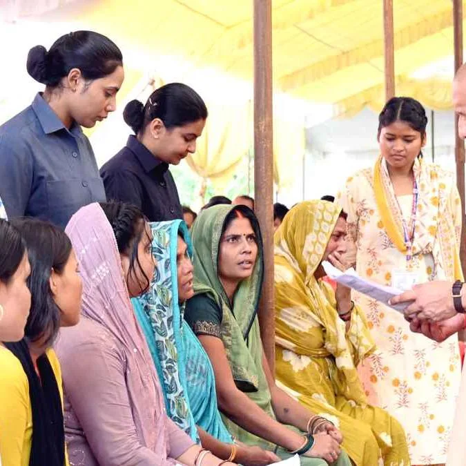 CM योगी का गोरखपुर में लगातार दूसरे दिन जनता दर्शन, सुनीं 150 लोगों की समस्याएं