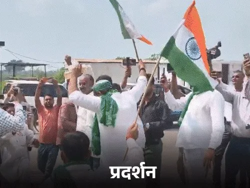 वाराणसी में किसानों का प्रदर्शन, थानेदार के पिता की मौत:हाथापाई-पथराव के बाद पुलिस का लाठीचार्ज, भगदड़ में बाइक से डिवाइडर पर गिरे