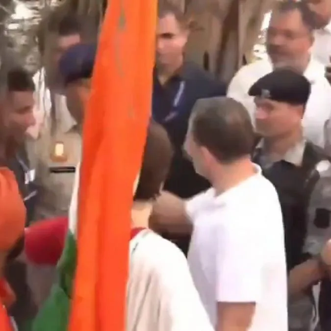 Priyanka Gandhi : प्रियंका गांधी को पुलिस अधिकारी पर आया गुस्सा, लगाई फटकार- यह डंडा नहीं, तिरंगा है