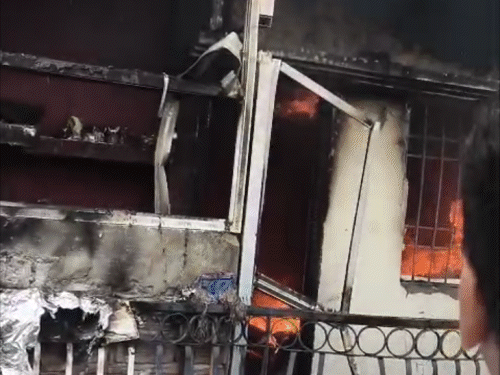 पटना में गैस सिलेंडर ब्लास्ट से महिला की मौत:तीन बच्चियां घायल, खाना बनाते समय फटा; आग बुझाने में जुटी फायर ब्रिगेड की टीम