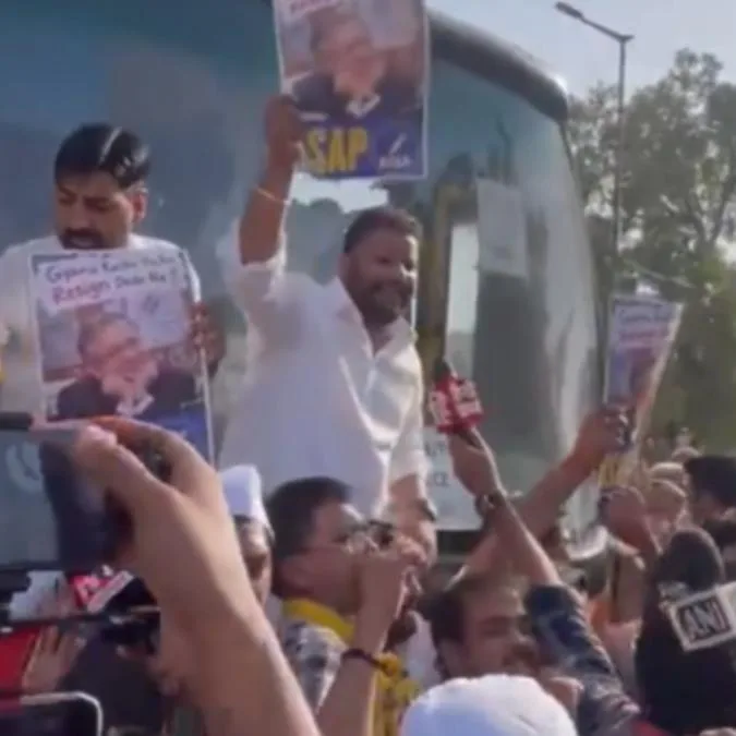 CEC के खिलाफ दिल्ली में AAP का मार्च, सौरभ भारद्वाज हिरासत में, वायरल वीडियो पर भड़के केजरीवाल