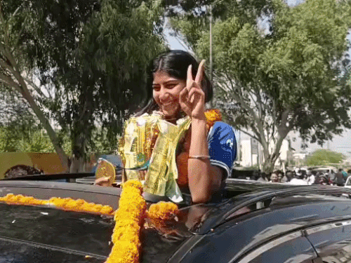 भिवानी लौटने पर ईशिका सम्भरवाल का स्वागत:हॉकी प्लेयर ने परिवार को समर्पित किया गोल्ड मेडल, बोले- पिता ने शुरू करवाया खेलना