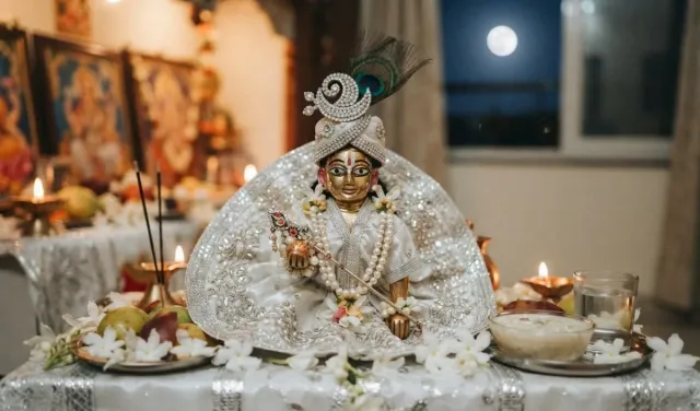 Sharad Purnima पर लड्डू गोपाल का करें श्वेत श्रृंगार, मुकुट में चंद्रिका लगाना न भूलें