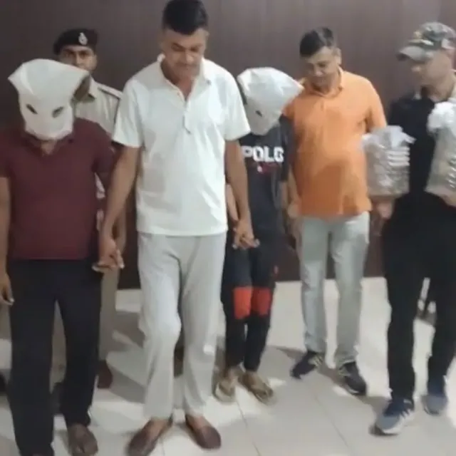 मां की हत्या करने जा रहा युवक काबू:हांसी में वारदात से पहले दबोचा, देसी कट्टा बरामद; दूसरे युवक को भी हथियार सहित पकड़ा