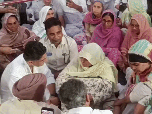 कांग्रेस झोटा की हत्या मामले को संसद में उठाएगी:मानसा में परिवार से मिले पायलट; कहा-नशे के खिलाफ आवाज उठाने वालों का मर्डर हो रहा