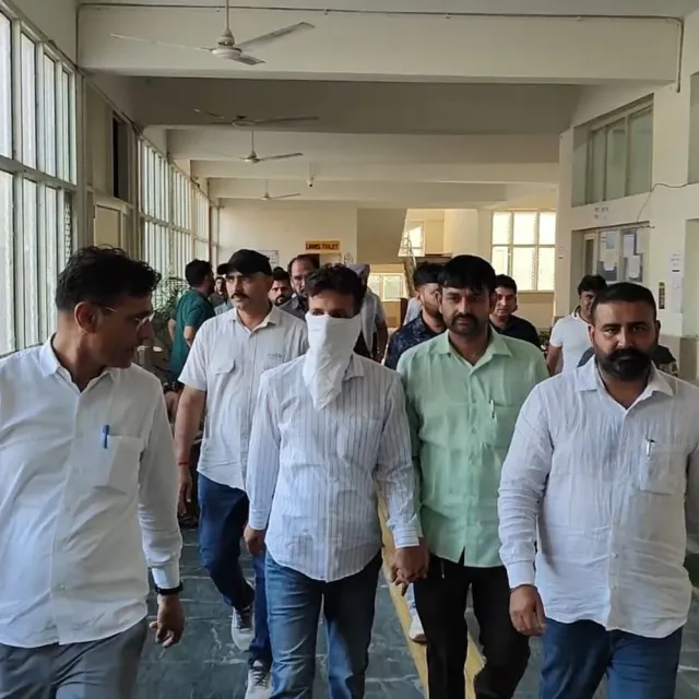 फतेहाबाद में रिश्वत लेता रजिस्ट्री क्लर्क काबू:दादालाई जमीन के इंतकाल के ₹29 हजार मांगे, ₹4 हजार में हुआ सौैदा