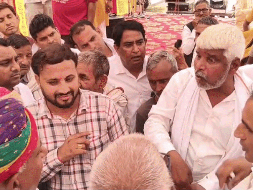 विकास कार्यों को लेकर ग्रामीणों ने BJP विधायक को घेरा:बोले- अगर हम खुद फैसला करेंगे तो उद्घाटन भी करेंगे, पूछा- पार्क कहां बना है?
