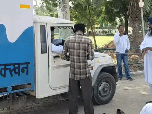 हरियाणा में ‘दूध बंद’ आंदोलन का तीसरा दिन:किसानों ने मिल्क वाहन रोके, 1000 लीटर मिल्क गुरुघर-मंदिरों में भेजा; ग्रामीण डिब्बों में भरकर ले गए