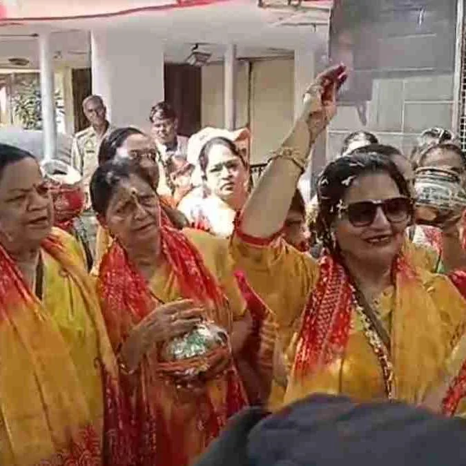 कालिख के बाद गंगाजल से शुद्धिकरण, ज्ञानेश कुमार के पैतृक आवास पहुंची कलश यात्रा