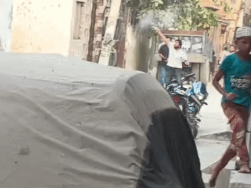 पानीपत में युवकों ने सरेआम चलाईं गोलियां:2 पक्षों में हिंसक झड़प, तलवारें भी चलीं, SP ने संभाली स्थिति; फायरिंग देख बच्चे सहमे, घरों में दुबके