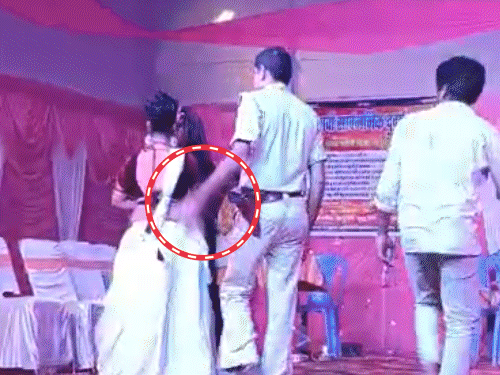 बेगूसराय- दरोगा ने डांसर को मारा थप्पड़,भीड़ पर तानी पिस्टल:आयोजकों से भी बदसलूकी; पूजा पंडाल में हो रहे जागरण को बंद कराने पहुंचे SI सस्पेंड