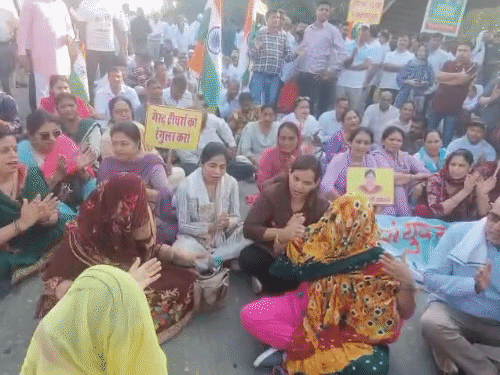हरियाणा-जीटी रोड पर बैठे गेस्ट टीचर, छाती पीट-पीट नारे लगाए:सर्विस लेन से वाहन निकाले गए; कुरुक्षेत्र से चंडीगढ़ तक पैदल मार्च निकाल रहे