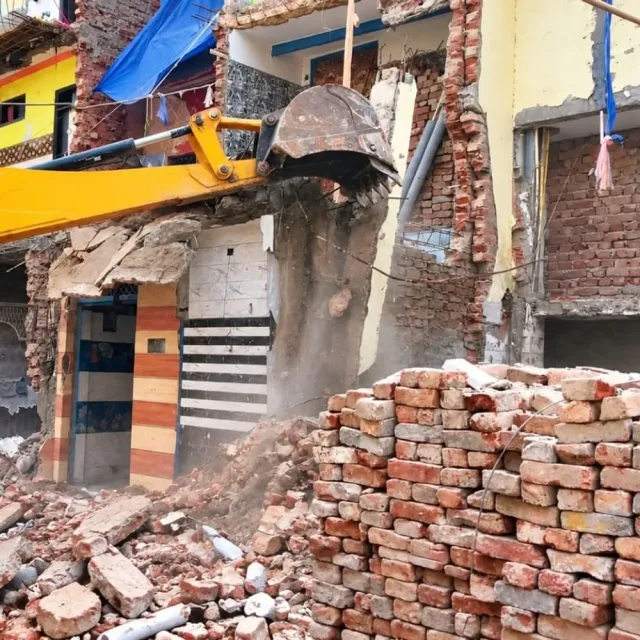 दिल्ली में नाले के ऊपर बने 42 बहुमंजिला ढांचे हटाए:रघुबीर नगर के बी-1 और के ब्लॉक में एमसीडी की कार्रवाई