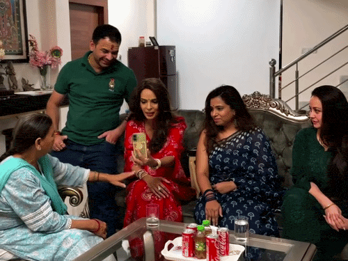 पटना में मल्लिका शेरावत ने लालू परिवार से की मुलाकात:राबड़ी देवी और रोहिणी आचार्य से मिलीं, तेजप्रताप बोले- यादगार रहा दिन; डांडिया नाइट में हुईं शामिल