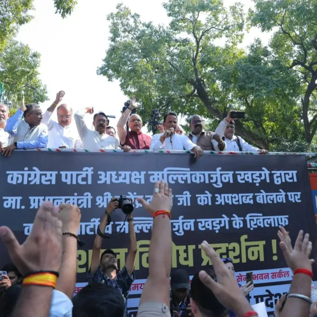 खड़गे के बयान पर भाजपा का प्रदर्शन:प्रदेश अध्यक्ष समेत 200 हिरासत में; PM मोदी के दिवंगत पिता पर कथित टिप्पणी का विरोध