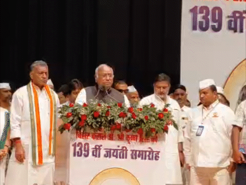 'पीएम मोदी के पिता को अपशब्द बोलना दुर्भाग्यपूर्ण':सीएम सम्राट बोले- राहुल और खड़गे मांगे माफी, खड़गे ने कहा- मोदी क्या, मोदी का बाप भी जाएगा