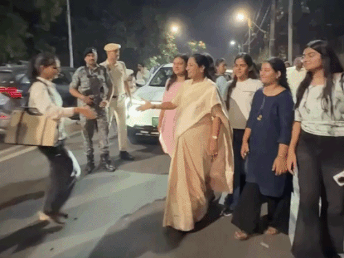 डीयू कैंपस में सुरक्षा खामियों पर सख्त सीएम रेखा गुप्ता:आर्ट्स फैकल्टी के बाहर छात्राओं से बातचीत की, बोलीं- सुरक्षा को लेकर कोई समझौता नहीं