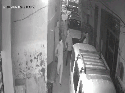 हरियाणा- कमांडो टीम से बदमाशों की हाथापाई, VIDEO:धक्का देकर भागे नकाबपोश; व्यापारी के घर हमला करने आए थे, गेट पर डंडे बरसाए