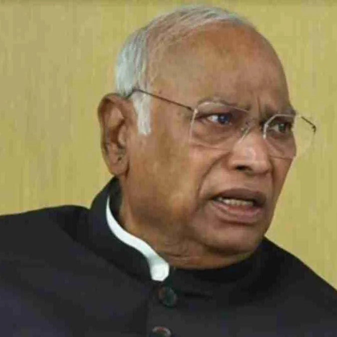 पटना में मल्लिकार्जुन खड़गे के कार्यक्रम में मचा हंगामा, PM मोदी के जिक्र पर युवक की क्‍यों हुइ पिटाई?