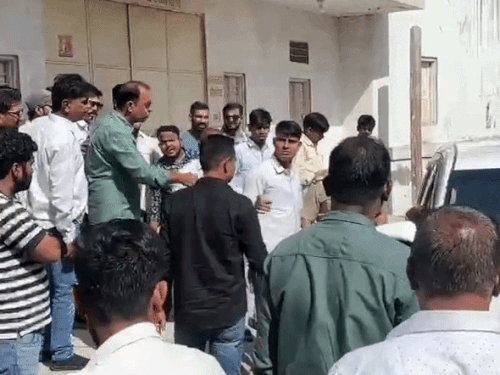 आमेर में मनीष-हत्याकांड पर परिजनों को मुआवजा नहीं, लगाया जाम:लोगों ने बिना रजिस्ट्रेशन चल रही जीपों को रोका; नाराज ड्राइवर थाने के बाहर धरने पर बैठे