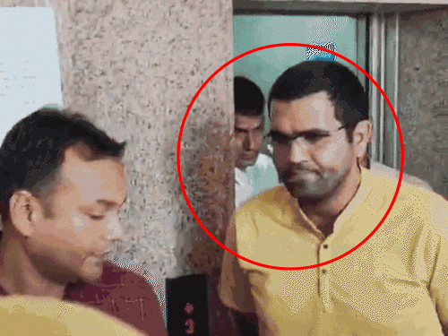 उदयपुर-घूसखोरी का आरोपी-ASP एसीबी की ही कर रहा था जासूसी:iPHONE में छुपे राज, पूछताछ में नहीं बता रहा पासवर्ड; जानें- RPS कैसे जाल में फंसा