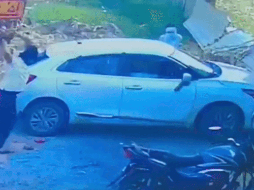 फरीदाबाद में कार पर रॉड से हमला, CCTV:गाड़ी में बैठकर खाना खा रहा था युवक, नकाबपोश बदमाशों ने कार के शीशे तोड़े