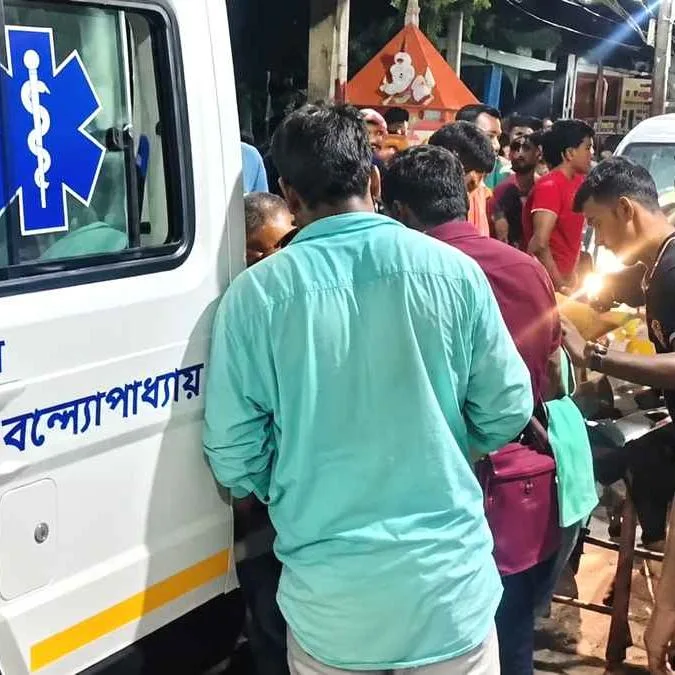 Kolkata stampede : कोलकाता दुर्गा पूजा पंडाल में भगदड़ से 19 की मौत, 12 हिरासत में, जानिए कैसे हुआ हादसा और अब तक क्या अपडेट