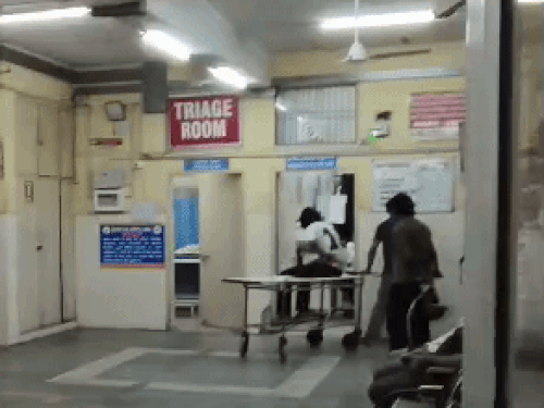 करनाल में युवक पर चाकू से हमला, पेट पर वार:7-8 युवकों ने घेरा; गंभीर हालत में खुद पहुंचा ट्रॉमा सेंटर