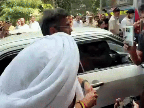 थप्पड़ विवाद-प्रवेश वर्मा की केजरीवाल को चेतावनी:सरकारी काम रोकना बर्दाश्त नहीं करूंगा; राहुल गांधी से कहा- आप रहने दो भाई, आपको कुछ नहीं पता