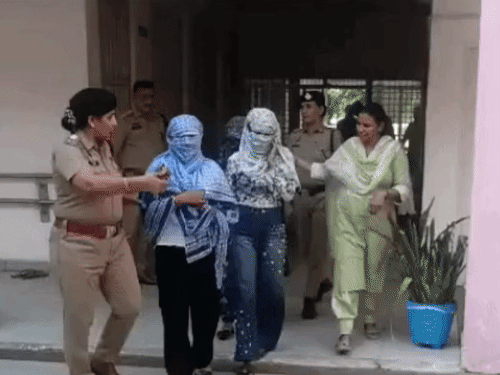 होटल में पकड़ी गईं हरियाणा-पंजाब की लड़कियां:कैथल पुलिस की रेड, छोटे-छोटे कमरों में छिपी मिलीं; मैनेजर भी पकड़ा, प्रति ग्राहक ₹1200 लेता था