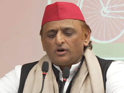 'सरकार बनने पर लोकतंत्र सेनानियों को 51 हजार पेंशन देंगे':अखिलेश यादव का ऐलान; PM बनने के सवाल पर कहा- आपस में झगड़ा मत कराओ