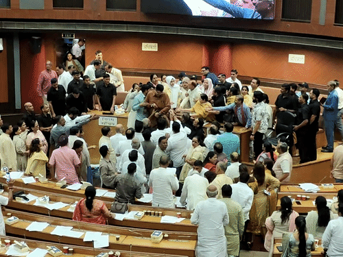 दिल्ली नगर निगम में हंगामा, BJP-AAP के पार्षद भिड़े:माइक तोड़ने और फाइलें फेंकने की कोशिश की; मार्शल्स मेयर को बचाकर बाहर ले गए