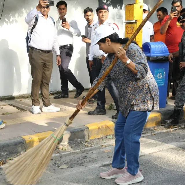 डीयू कैंपस से कमला नेहरू रिज तक चला स्वच्छता अभियान:सीएम रेखा गुप्ता ने की अभियान की शुरुआत, प्रतिभागियों के साथ स्वच्छता की शपथ ली
