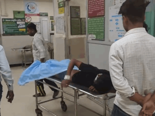 फरीदाबाद में 2 युवकों ने छात्र को मारा चाकू, गंभीर:पैर पर स्कूटी का पहिया चढ़ने पर टोका था; तैश में आकर किया हमला
