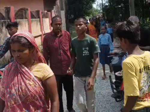 छात्राओं को अश्लील वीडियो दिखाकर गलत हरकत करता था टीचर:सुपौल में स्कूल परिसर में पैरेंट्स-ग्रामीणों ने किया हंगामा, आरोपी शिक्षक गिरफ्तार