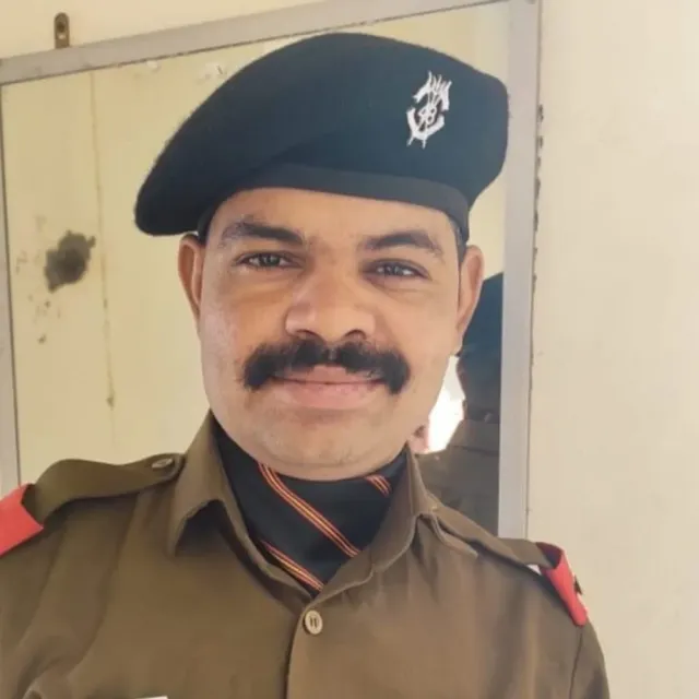 28 दिन के बेटे को छोड़ गया फौजी पिता:जन्म पर छुट्टी लेकर फरीदाबाद आ रहे थे, ट्रक से टकराई गाड़ी; सैन्य सम्मान से अंतिम संस्कार
