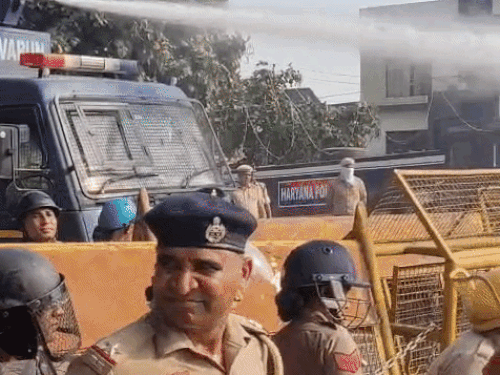 कुरुक्षेत्र में गेस्ट टीचरों पर पानी की बौछार:सीएम आवास घेरने पहुंचे, पुलिस ने रोका, प्रधान बोले- ज्वाइनिंग लेटर लेकर उठेंगे