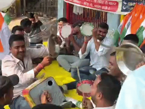 'बिहार सरकार के कान नहीं खुले, इसलिए थाली-चम्मच पीट रहे':बिहार पुलिस ड्राइवर अभ्यर्थियों का प्रदर्शन, 1200 वैकेंसी भरने की मांग; खून से लगाया ठप्पा