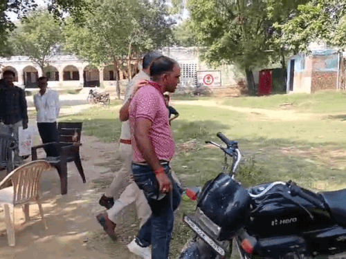 सरकारी स्कूल में टीचर की अजीब हरकतें, VIDEO:सनग्लासेज लगाकर जींस घुटनों तक चढ़ाई, पलवल पुलिस कॉलर पकड़कर ले गई; बोला-मेरा नाम ओनली 'रमेश'