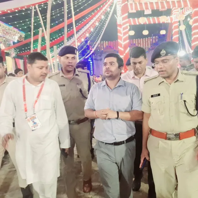 सुपौल में DM-SP ने पूजा पंडालों का जायजा लिया:निर्मली-मरौना में सुरक्षा व्यवस्था देखी; श्रद्धालुओं से दर्शन के बाद घर लौटने की अपील
