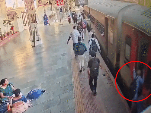 अजमेर स्टेशन पर चलती ट्रेन में चढ़ते वक्त गिरा यात्री:प्लेटफॉर्म और गाड़ी के बीच फंसा, GRP कॉन्स्टेबल ने खींचकर बाहर निकाला