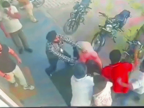जिम के बाहर युवक को क्रिकेट बैट से पीटा,VIDEO:यमुनानगर में 5 युवकों ने थप्पड़-मुक्के मारे, टीशर्ट फाड़ी; पत्नी से भी कर चुके मारपीट