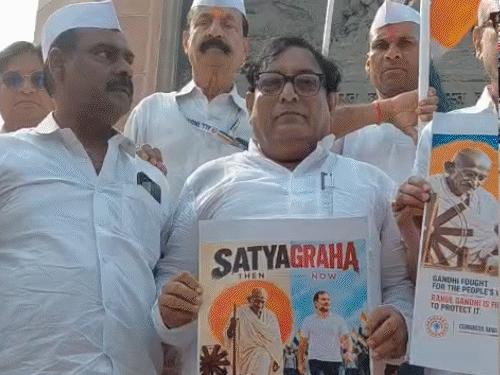 'बापू हम शर्मिंदा हैं, वोट चोर जिंदा हैं' के नारे:पटना में SIR, मुख्य निर्वाचन आयुक्त के खिलाफ विपक्ष का लोकतंत्र बचाओ मार्च; फोर्स तैनात