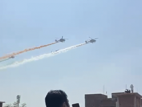 हेलिकॉप्टर्स ने गंगा के ऊपर दिल बनाया:आसमान से फूल बरसाए, राफेल-सुखोई की हवा में कलाबाजी; काशी में 100 विमानों का एयर शो