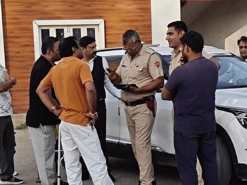 हिसार वर्कशॉप में कार ने 2 वर्करों को कुचला:एक की मौत, दूसरा गंभीर; मालिक बोला-मेरे सामने कर्मचारी तेजी से बैक कर रहा था