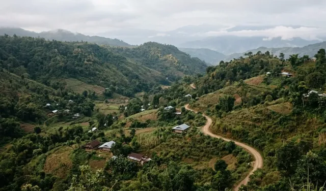 Manipur के Kamjong में संदिग्ध उग्रवादियों ने फूंके 28 घर, एक की मौत