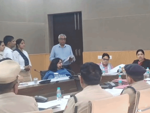 मां पीटने वाले बेटे से बोलीं चेयरपर्सन-सोने के कुंडल दिलवाना:रेवाड़ी में भरी मीटिंग अरेस्ट कराया, फिर दी सलाह; झूठी शिकायत करने पर फौजी पर एक्शन
