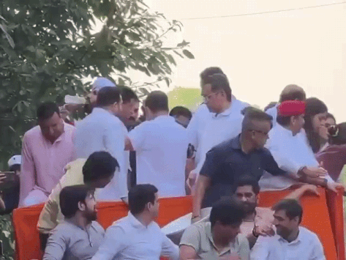 राहुल गांधी का दीपेंद्र को ट्रक से उतारने का VIDEO:हुड्डा की सफाई- बैरिकेड गिर गए थे, राहुल ने उन्हें कंट्रोल करने भेजा