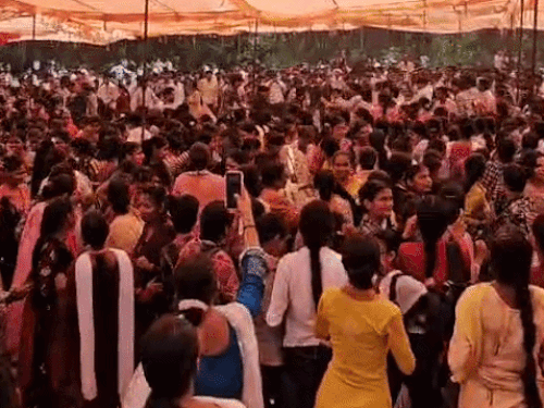 जींद में टैंलेंट शो में छात्रों में चले थप्पड़-मुक्के:एक-दूसरे पर कुर्सियां फेंकीं, स्टेज पर डांस और इशारों को लेकर हुआ विवाद